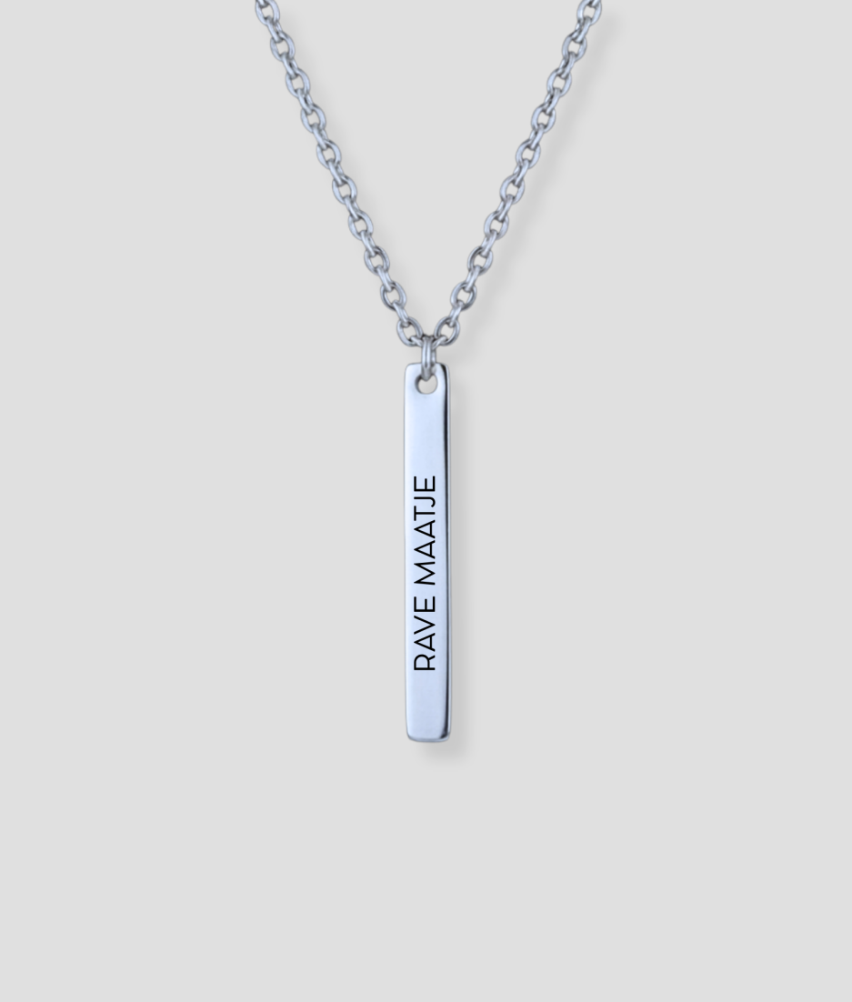 Zilveren rechthoekige staafvormige hanger met RAVE MAATJE gravure voorbeeld aan zilveren schakelketting gepersonaliseerd zilveren sieraad met eigen tekst of naam gravure