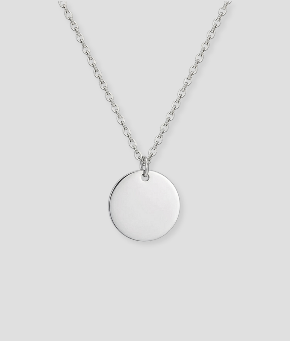 Zilveren ronde schijfvormige hanger aan zilveren schakelketting blanco voor eigen tekst of naam gravure gepersonaliseerd sieraad