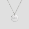 Zilveren ronde schijfvormige hanger aan zilveren schakelketting met custom tekst gravure gepersonaliseerd zilveren sieraad met eigen tekst of naam