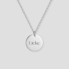 Zilveren ronde schijfvormige hanger aan zilveren schakelketting met naam gravure voorbeeld gepersonaliseerd zilveren sieraad met eigen naam of tekst