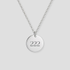 Zilveren ronde schijfvormige hanger aan zilveren schakelketting met 222 engelnummer gravure gepersonaliseerd sieraad met eigen cijfer of nummer