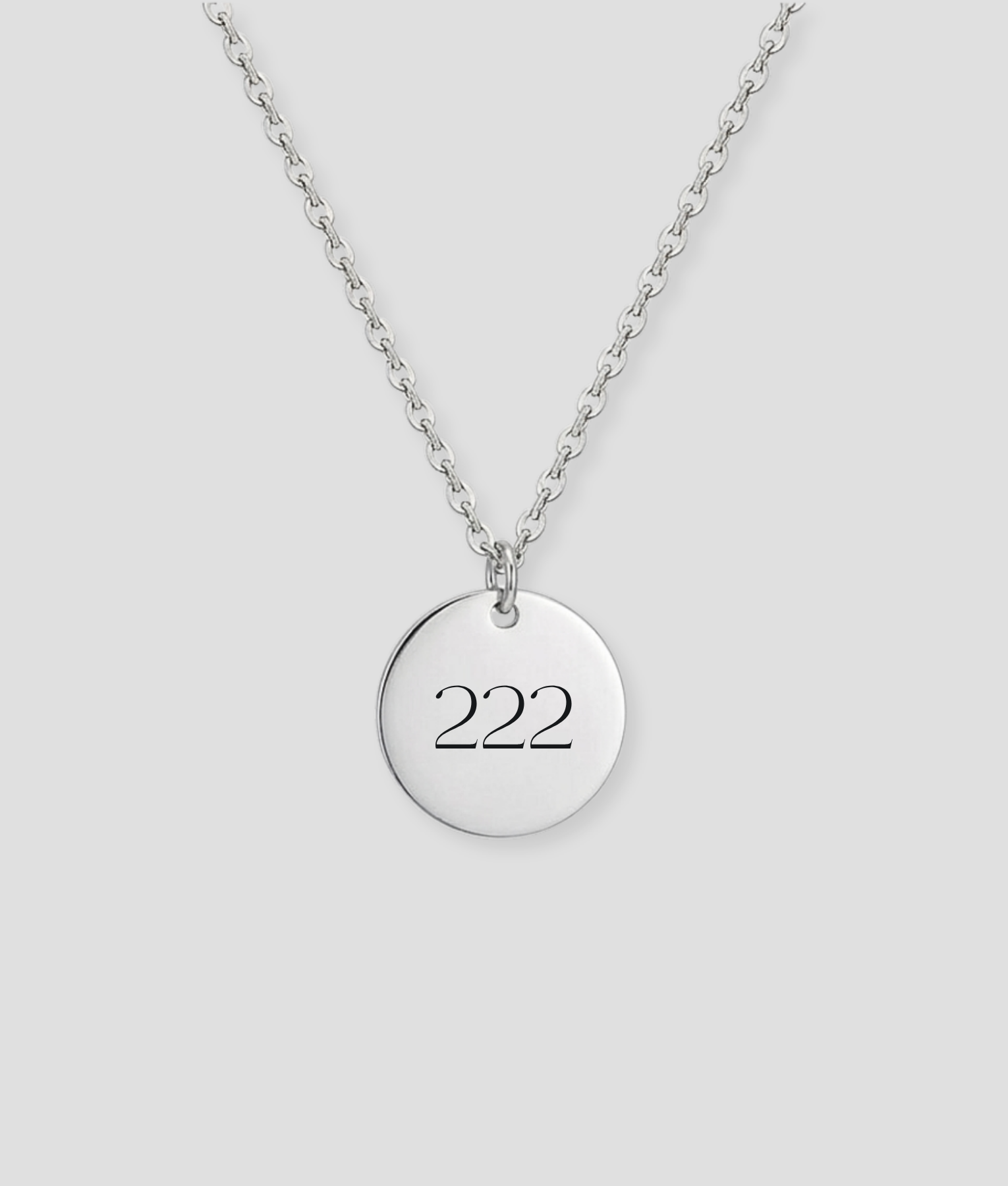 Zilveren ronde schijfvormige hanger aan zilveren schakelketting met 222 engelnummer gravure gepersonaliseerd sieraad met eigen cijfer of nummer