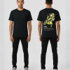 Zwart T-shirt met geel-grijze geometrische kaart van Nederland in low-poly stijl en AMS tekst met kleine informatietekst op de rug