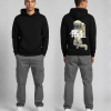 Man in zwarte hoodie voor- en achterkant met astronaut en BE FREE print op de rug