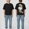 Zwart T-shirt met zwevende astronaut illustratie en BE FREE tekst op de rug