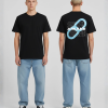 Zwart unisex T-shirt voor- en achteraanzicht gedragen door mannelijk model met AWAKE tekst herhaald en blauw infinity logo print op de rug