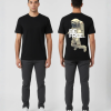 Zwart unisex T-shirt voor- en achteraanzicht gedragen door mannelijk model met BE FREE print en astronaut illustratie op de rug