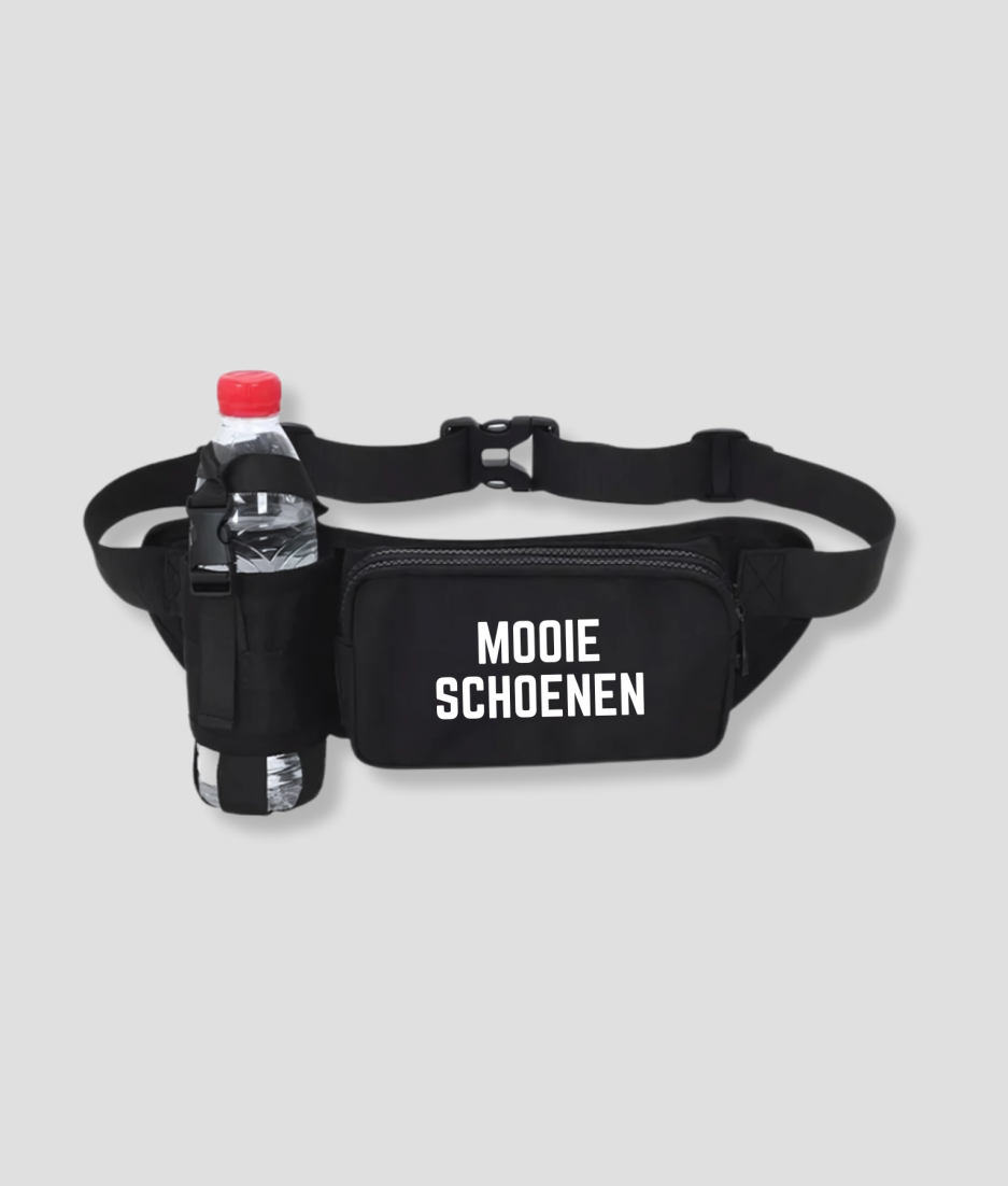 Zwarte fanny pack met fleshouder en witte tekst MOOIE SCHOENEN opdruk