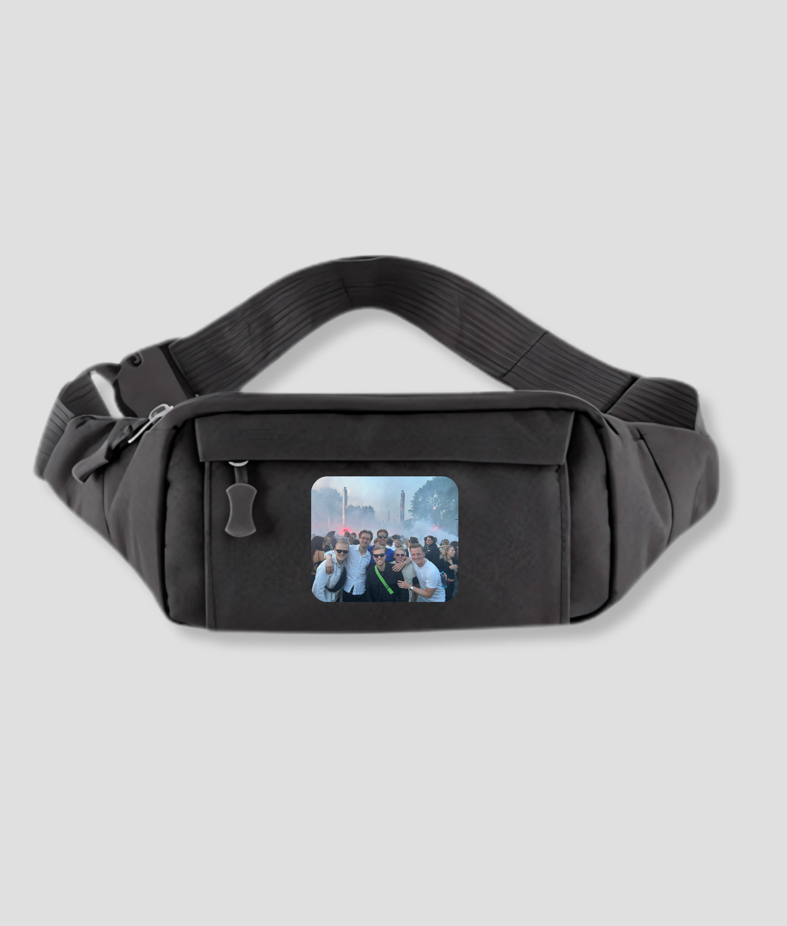 Zwarte bedrukte fanny pack bovenaanzicht met verstelbare riem