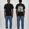 Zwart unisex T-shirt voor- en achteraanzicht gedragen door mannelijk model met BIJNEMEN print en raster van ogen illustraties op de rug