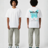 Wit T-shirt met cyaan vlinder en Butterfly tekst op de rug