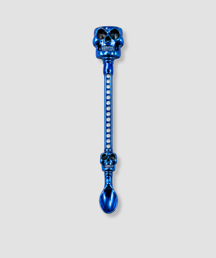 Blauwe doodskop mini schep cocktailstirrer met twee schedel figuren en kristallen steel grappig feest accessoire