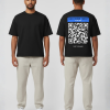 Zwart T-shirt met blauwe eigen tekst banner, grote witte QR-code en DURF TE SCANNEN tekst op de rug
