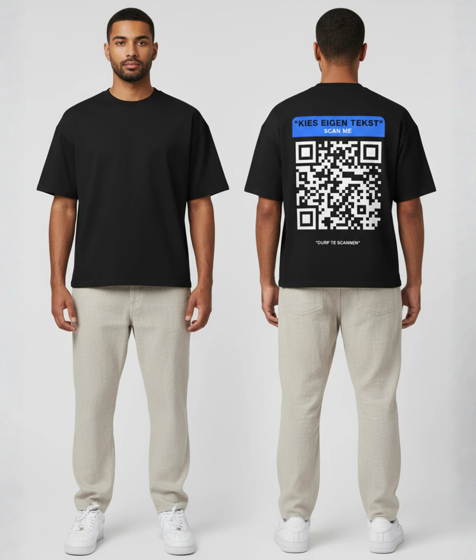 Zwart T-shirt met blauwe eigen tekst banner, grote witte QR-code en DURF TE SCANNEN tekst op de rug