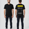Zwart T-shirt met geel eigen tekst banner en boarding pass print met PNM naar JPT vluchtdetails en PEP-SCHEP.NL tekst op de rug
