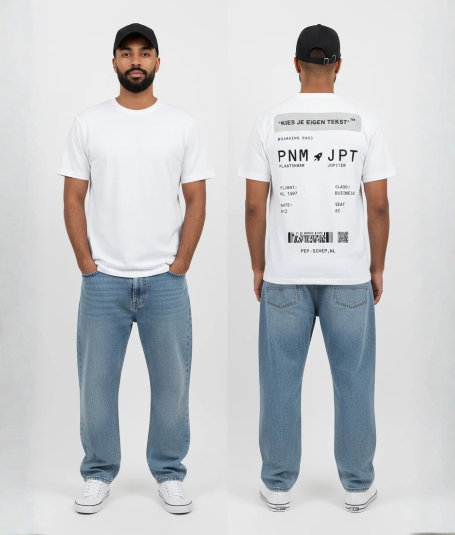 Wit T-shirt met grijze eigen tekst banner en boarding pass print met PNM naar JPT vluchtdetails en PEP-SCHEP.NL tekst op de rug