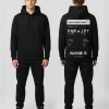 Zwarte hoodie met witte boarding pass print en eigen tekst op de rug