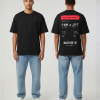 Zwart T-shirt met rode eigen tekst banner en boarding pass print met PNM naar JPT vluchtdetails op de rug