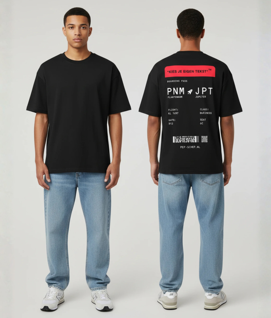 Zwart T-shirt met rode eigen tekst banner en boarding pass print met PNM naar JPT vluchtdetails op de rug