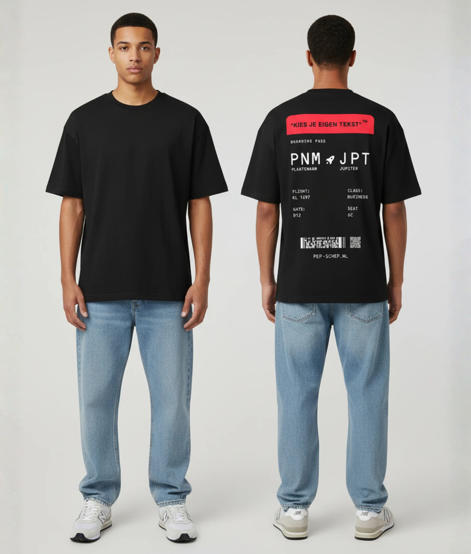 Zwart T-shirt met rode eigen tekst banner en boarding pass print met PNM naar JPT vluchtdetails op de rug