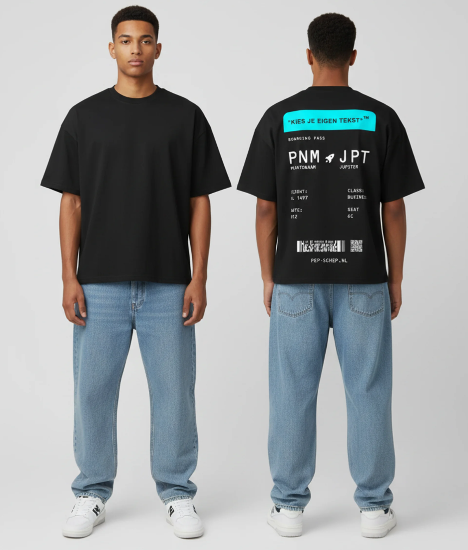 Zwart T-shirt met blauwe eigen tekst banner en boarding pass print met PNM naar JPT vluchtdetails op de rug