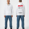Man in witte hoodie voor- en achterkant met boarding pass print en rode eigen tekst banner op de rug