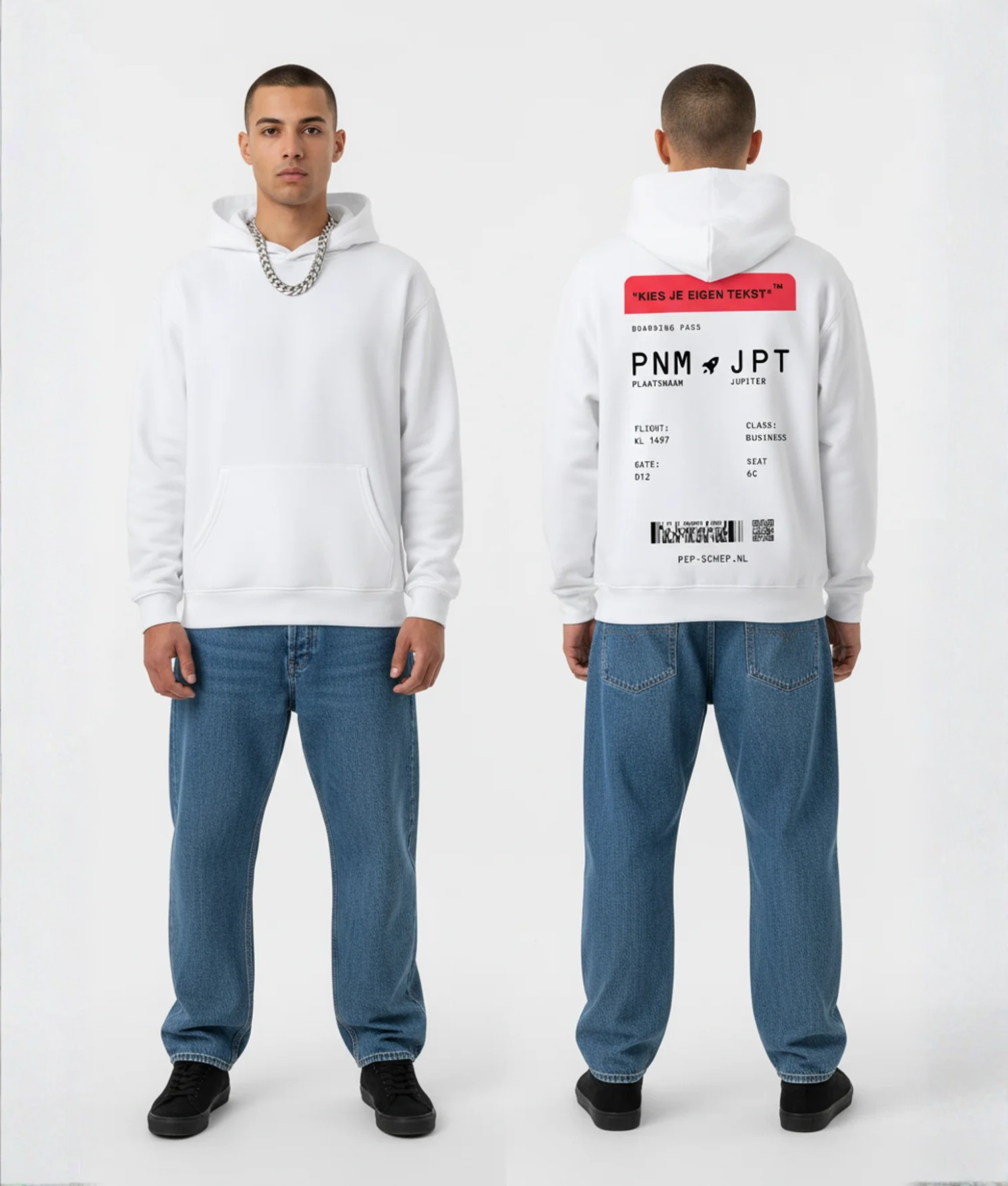 Man in witte hoodie voor- en achterkant met boarding pass print en rode eigen tekst banner op de rug