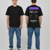 Zwart T-shirt met paarse eigen tekst banner en boarding pass print met PNM naar JPT vluchtdetails op de rug