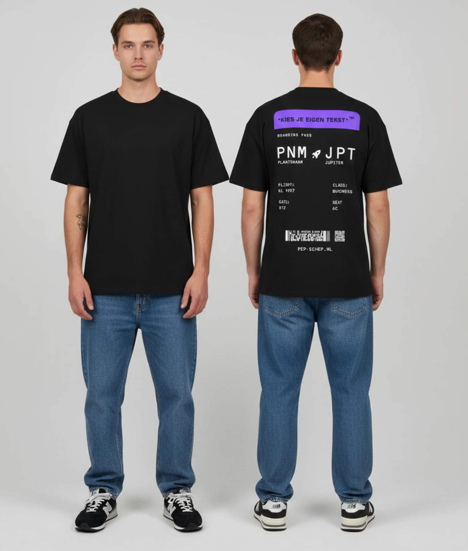 Zwart T-shirt met paarse eigen tekst banner en boarding pass print met PNM naar JPT vluchtdetails op de rug