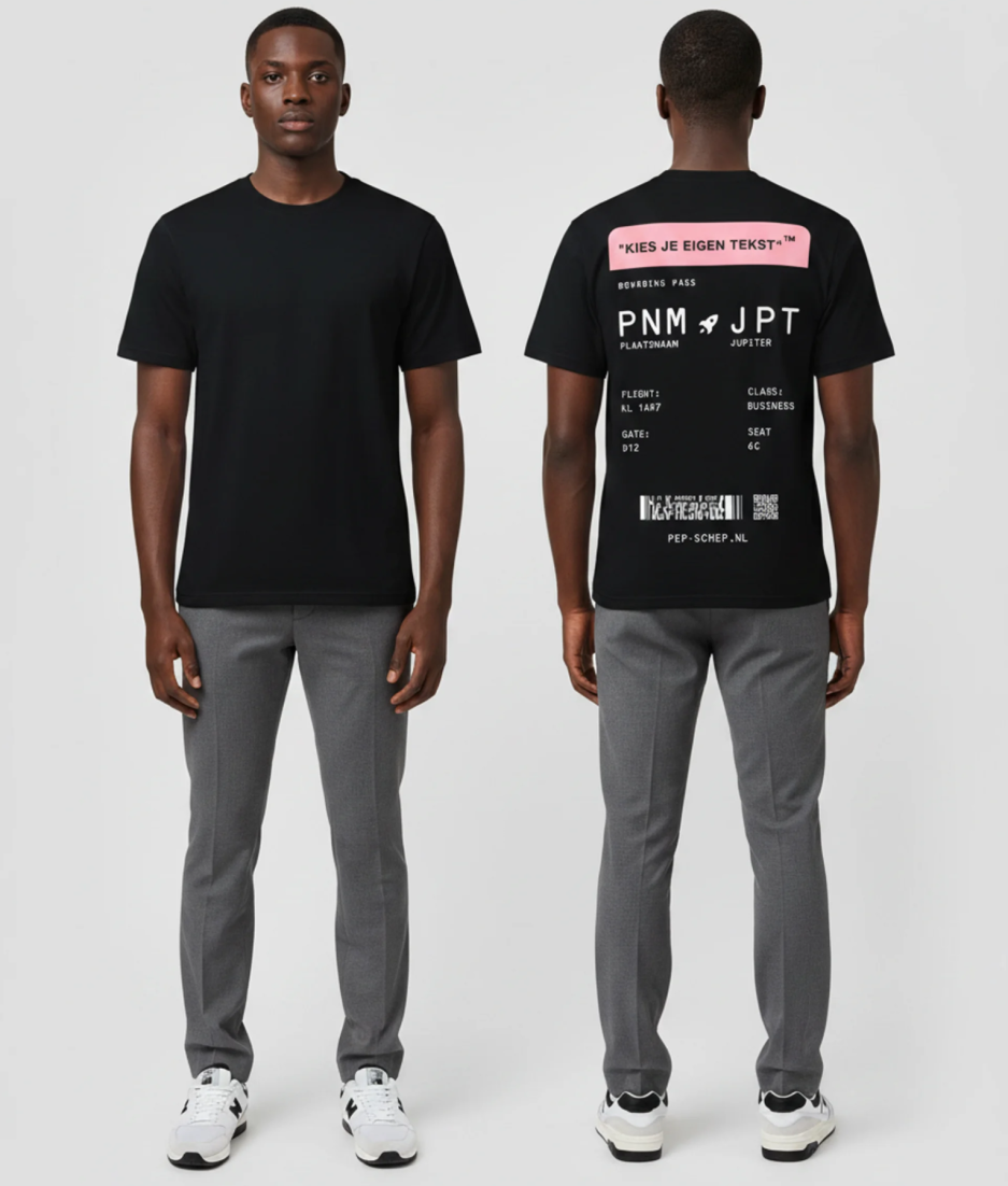 Zwart T-shirt met roze eigen tekst banner en boarding pass print met PNM naar JPT vluchtdetails en PEP-SCHEP.NL tekst op de rug