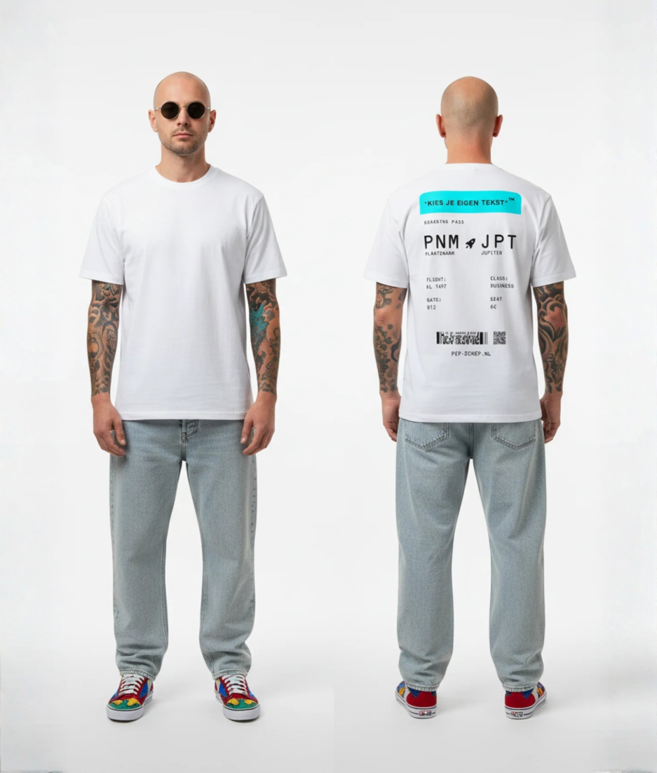 Wit T-shirt met cyaan eigen tekst banner en boarding pass print met PNM naar JPT vluchtdetails en PEP-SCHEP.NL tekst op de rug