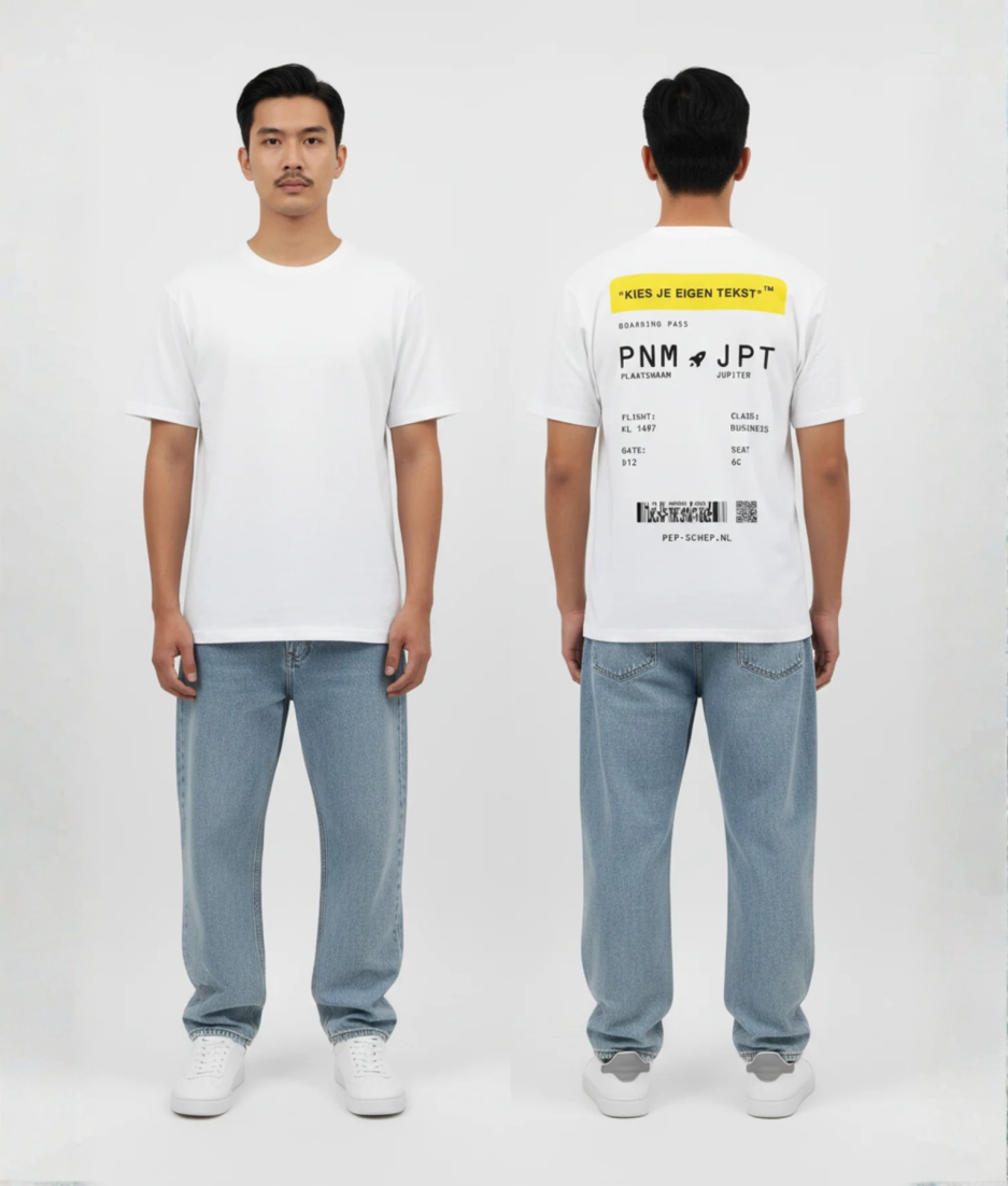 Wit T-shirt met gele eigen tekst banner en boarding pass print met PNM naar JPT vluchtdetails en PEP-SCHEP.NL tekst op de rug