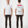 Wit T-shirt met rode eigen tekst banner en boarding pass print met PNM naar JPT vluchtdetails en PEP-SCHEP.NL tekst op de rug