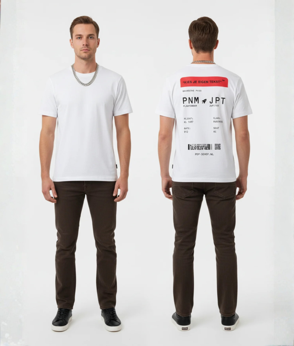 Wit T-shirt met rode eigen tekst banner en boarding pass print met PNM naar JPT vluchtdetails en PEP-SCHEP.NL tekst op de rug
