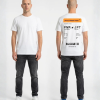 Wit unisex t-shirt met gepersonaliseerde Boarding Pass opdruk van PEP SCHEP – rugprint met vliegticket design, eigen tekst label en barcode in zwart-oranje kleurschema