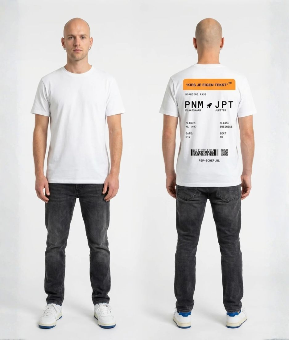 Wit unisex t-shirt met gepersonaliseerde Boarding Pass opdruk van PEP SCHEP – rugprint met vliegticket design, eigen tekst label en barcode in zwart-oranje kleurschema