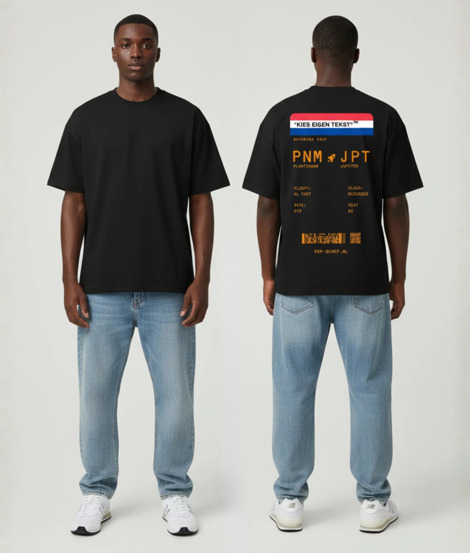 Zwart T-shirt met Nederlandse vlag gekleurde eigen tekst banner en boarding pass print met PNM naar JPT vluchtdetails op de rug