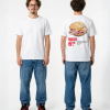 Wit unisex t-shirt met Broodje Beenham opdruk van PEP SCHEP – grote rugprint met broodje beenham illustratie en supermarkt prijskaartje stijl design