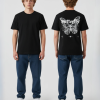 Zwart unisex T-shirt voor- en achteraanzicht gedragen door mannelijk model met Butterfly gotische tekst en grote witte vlinder illustratie op de rug streetwear festival T-shirt