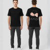 Zwart T-shirt met roze vlinder illustratie en Butterfly tekst in sierlijk cursief lettertype op de rug
