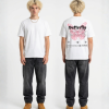 Wit unisex T-shirt voor- en achteraanzicht gedragen door mannelijk model met Butterfly roze vlinder print en herhaalde Butterfly tekst op de rug streetwear festival T-shirt