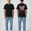 Zwart unisex T-shirt voor- en achteraanzicht gedragen door mannelijk model met Butterfly print en grote vlinder illustratie in roze op de rug