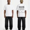 Wit unisex T-shirt voor- en achteraanzicht gedragen door mannelijk model met Butterfly gotische letters en vlinder print op de rug streetwear festival T-shirt