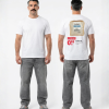 Wit unisex T-shirt voor- en achteraanzicht gedragen door mannelijk model met Casino Wit brood supermarkt reclame print op de rug 2 stuks 0.99 extra lang lekker grappig festival T-shirt