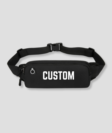 Zwarte fanny pack met witte tekst CUSTOM opdruk op voorzijde
