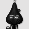 Zwarte fietszadelhoes met grappige eigen tekst opdruk voorbeeld gepersonaliseerde zadelhoes met zelf te kiezen tekst cadeau voor fietsers