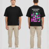 Zwart T-shirt met DESIGNER DRUGS tekst en roze en groene illustraties van flesjes, pillen en chemische symbolen op de rug