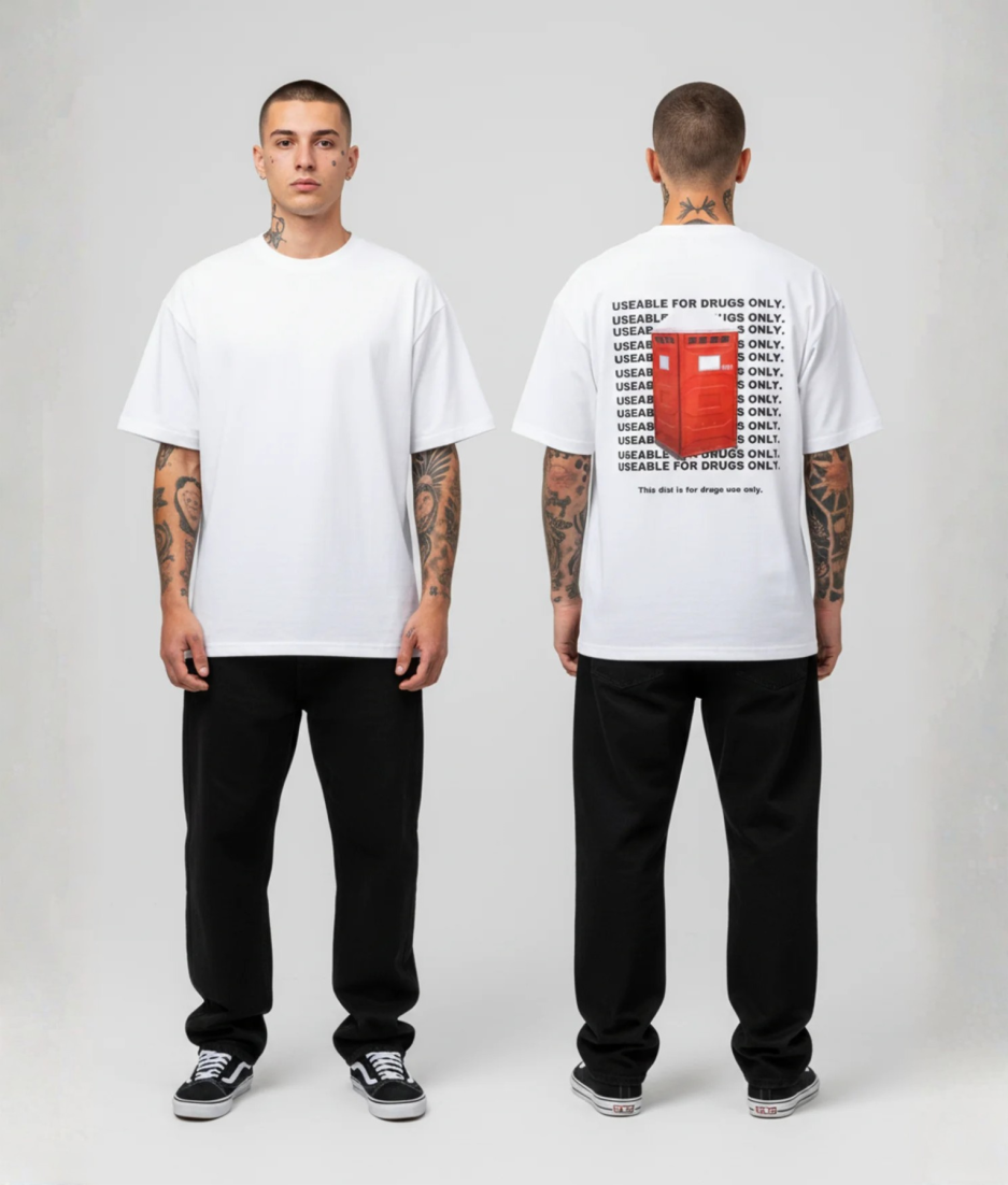 Wit T-shirt met USEABLE FOR DRUGS ONLY tekst herhalend, rode container illustratie en kleine tekst op de rug