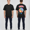 Zwart T-shirt met DRAAI AAN HET RAD tekst in rood en wit en kleurrijk rad met app iconen illustratie op de rug