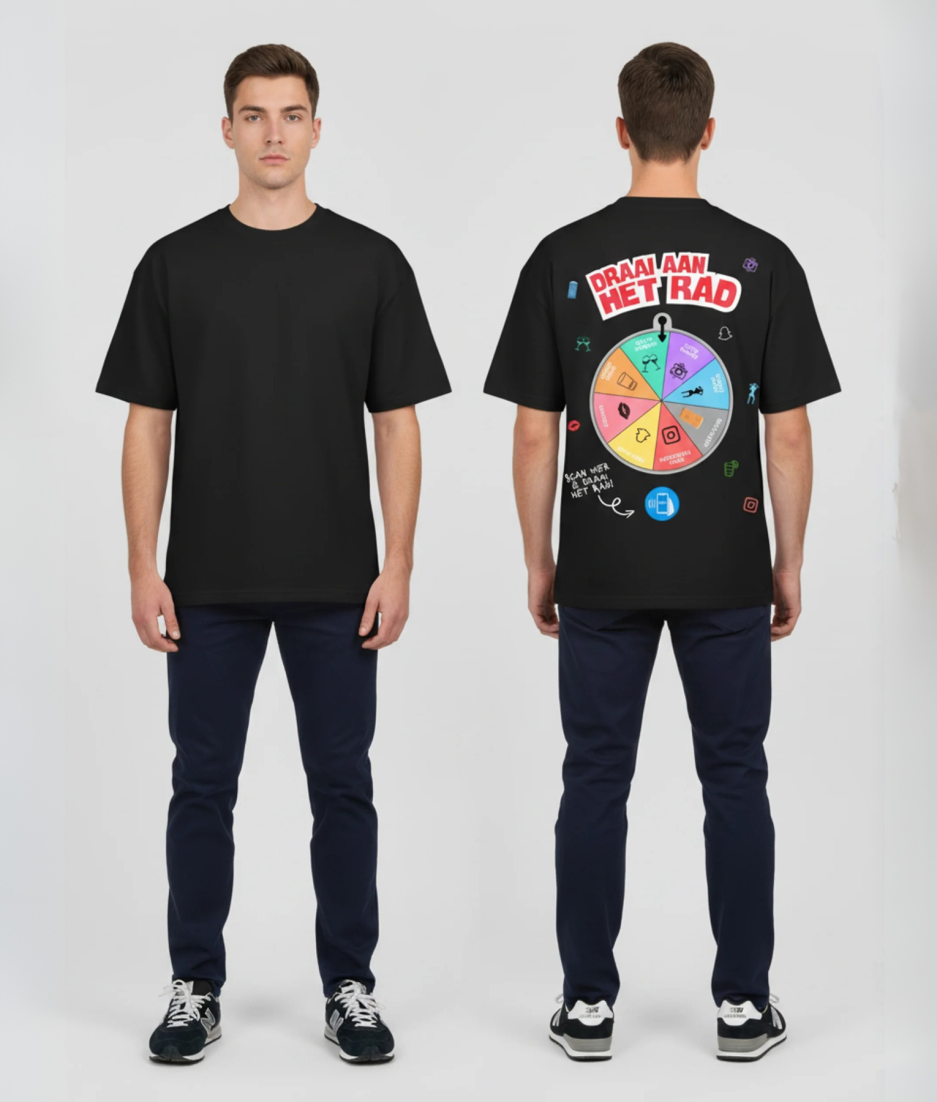 Zwart T-shirt met DRAAI AAN HET RAD tekst in rood en wit en kleurrijk rad met app iconen illustratie op de rug